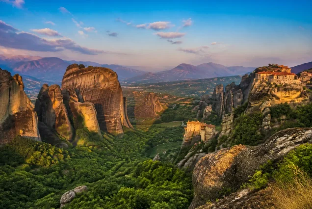 Meteora'daki tarihi manastırların yer aldığı Yunanistan'ın doğal kayalık görünümü
