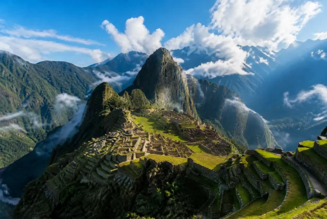 And Dağları ile çevrili Titicaca Gölü ve Machu Picchu’nun mistik görüntüsü