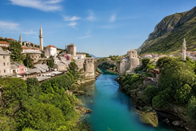 Balkan şehirlerinden tarihi köprü ve doğal manzara görünümü