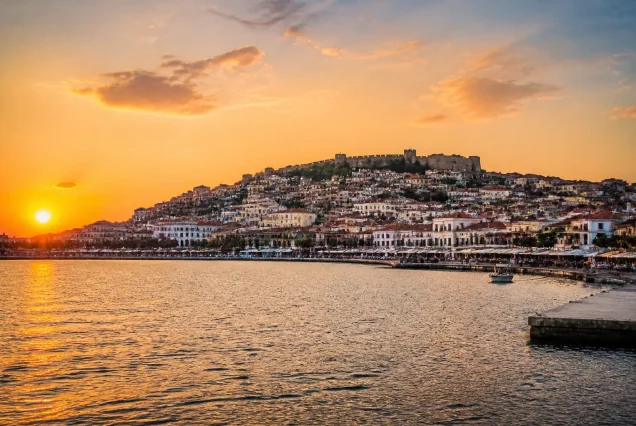 Kavala sahilinde gün batımı, tarihi binalar ve deniz manzarası