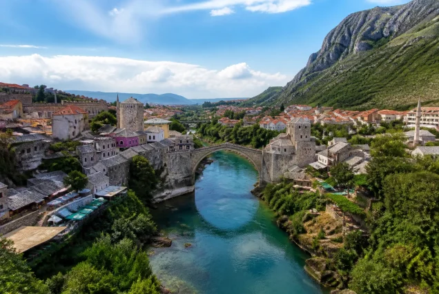 Balkanlar'da tarihi şehirler ve doğal güzelliklerin panoramik görüntüsü