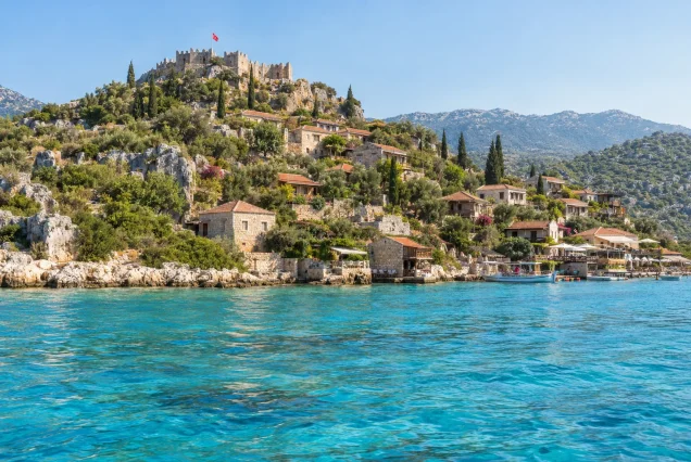 Kekova Simena – kıyı köyü ve kale uzaktan