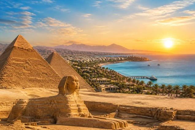 Kahire piramitleri ve Sfenks ile Sharm El Sheikh'in mavi denizi ve plajları
