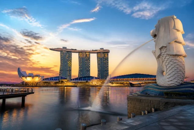 Singapur Marina Bay bölgesinde gün batımı manzarası ve şehir ışıkları