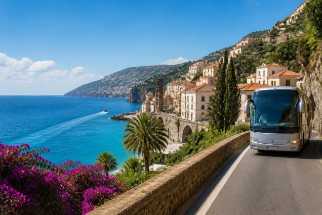 Güney İtalya ve Sicilya sahillerinde turistik otobüs ve tarihi manzara