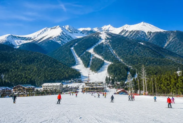 Karlarla kaplı dağlar ve kayak pistleriyle Bansko kayak merkezi manzarası