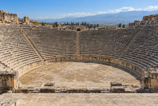 Hierapolis Tiyatrosu – sahneden taş oturma sıraları