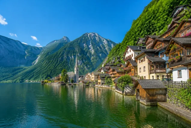 Hallstatt'ın göl kenarındaki renkli evleri ve Alpler'in dağları