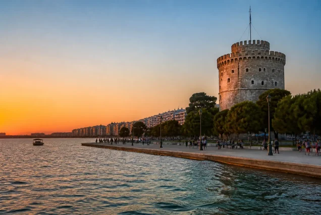 Selanik'in simgesi Beyaz Kule manzarası, gün batımında deniz kenarından görünüm