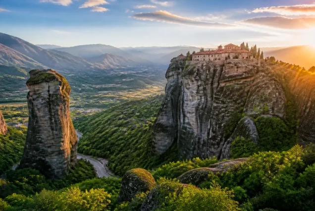 Meteora'daki tarihi manastırların yer aldığı Yunanistan'ın doğal kayalık görünümü