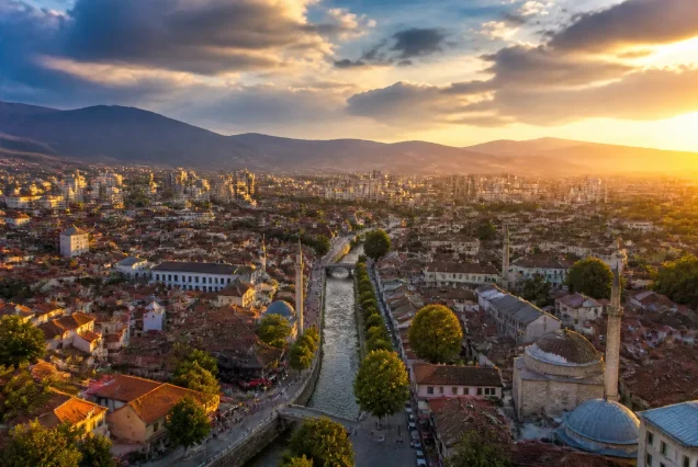 Balkanlar bölgesinin doğal ve tarihi zenginliklerini gösteren panoramik manzara