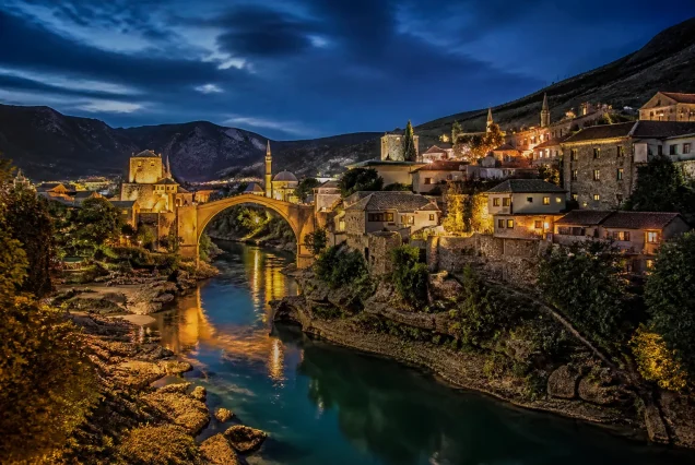 Balkanlar'da tarihi şehirlerin gece panoraması, ışıklandırılmış eski yapı ve doğal güzellikler