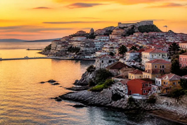 Kavala sahilinde gün batımı, tarihi binalar ve deniz manzarası