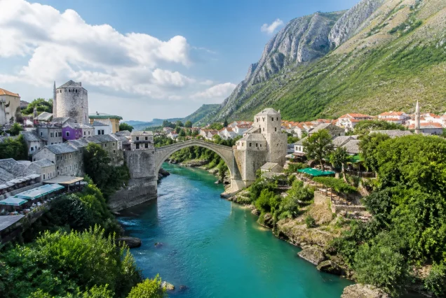 Balkanlar'da tarihi şehirler ve doğal güzelliklerin panoramik görüntüsü