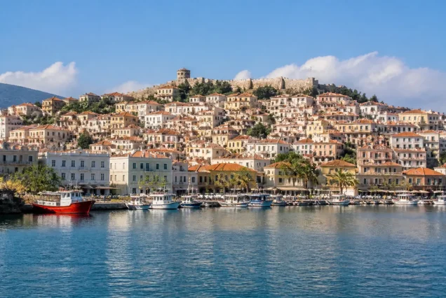 Kavala limanı ve tarihi Osmanlı evlerinin gün ışığındaki görünümü