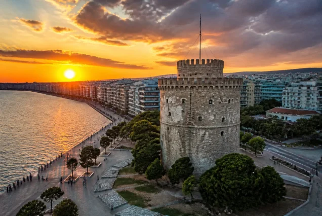Selanik şehrinde Beyaz Kule'nin panoramik görünümü, gün batımı manzarası
