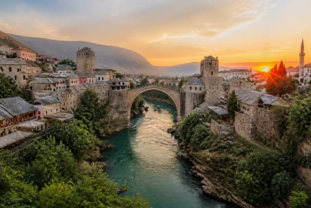 Mostar Köprüsü'nün üzerindeki tarihi taş evler ve Neretva Nehri manzarası
