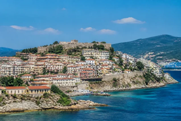 Selanik, Meteora ve Kavala'nın tarihi binaları ve doğal güzelliklerini gösteren fotoğraf