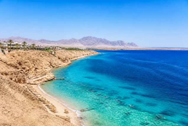 Sharm El Sheikh'in turkuaz denizi ve kumsalı, güneşli çölde manzara