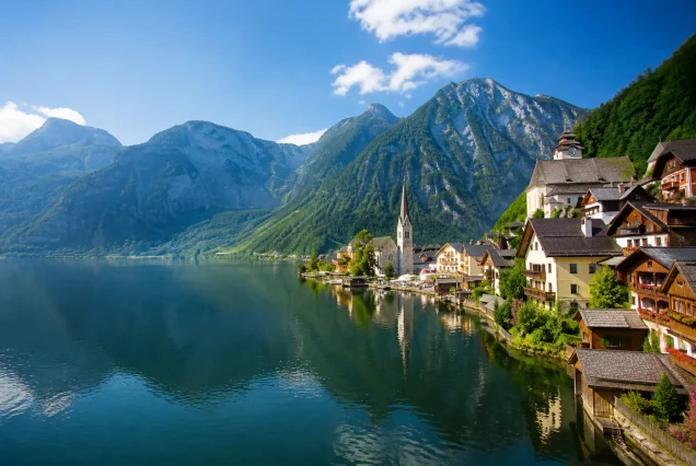 Hallstatt kasabasında göl kıyısı, renkli ahşap evler ve arka planda Alpler