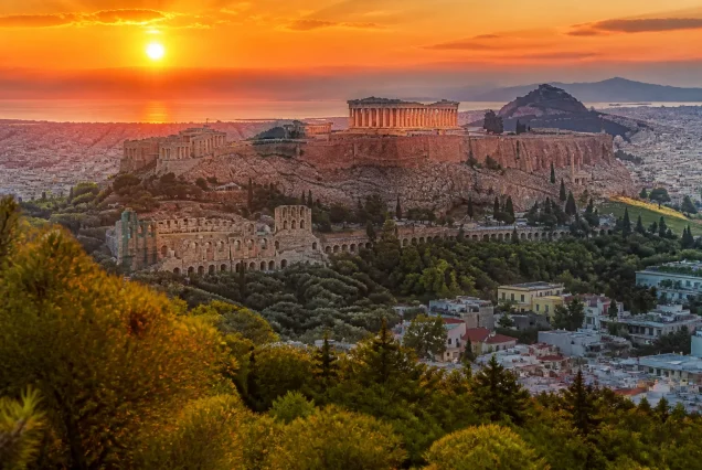 Atina'da gün batımında Akropolis ve Parthenon tarihi yapıları