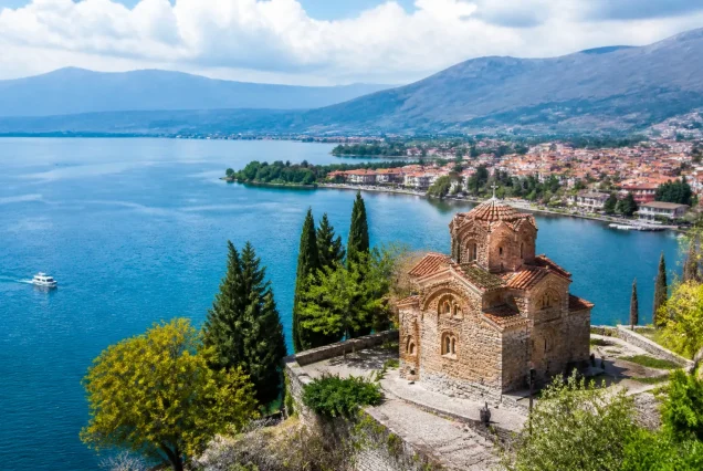 Balkan ülkeleri Tiran, Ohrid ve Üsküp şehirlerini ve doğal göl manzaralarını gösteren panoramik fotoğraf