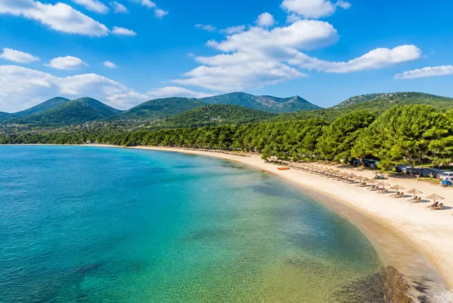 Halkidiki'nin güzel plajları ve berrak denizi, yemyeşil doğa ile çevrili sakin bir yaz günü manzarası