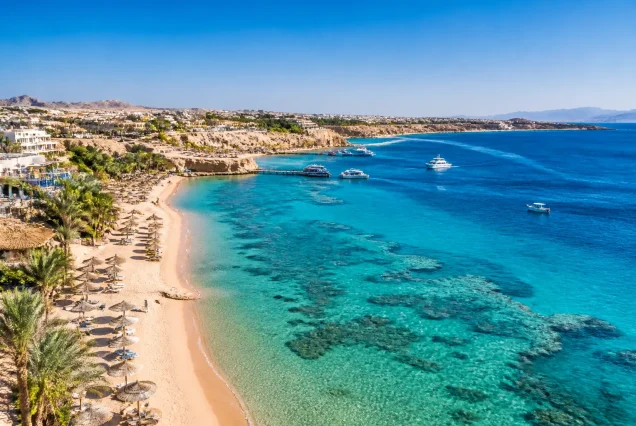 Sharm El Sheikh'in güneşli plajları ve berrak turkuaz denizi