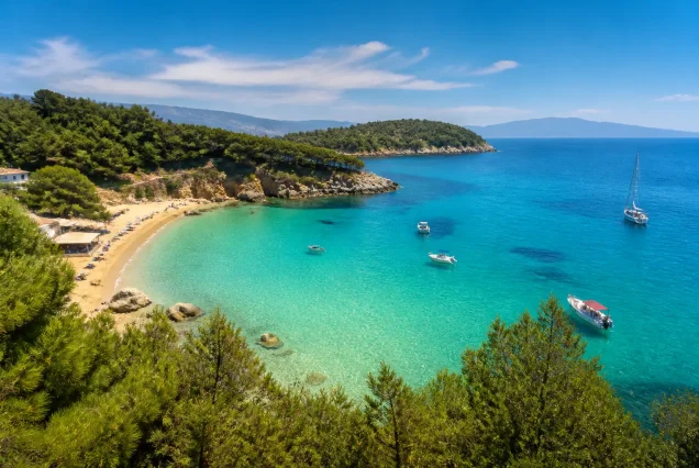 Thassos Adası’nın turkuaz denizi, altın kumlu plajları ve yemyeşil doğası