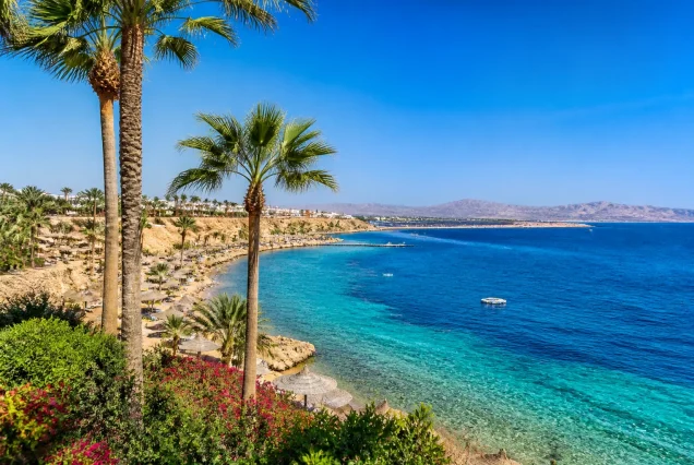 Sharm El Sheikh'in güneşli plajları ve berrak turkuaz denizi