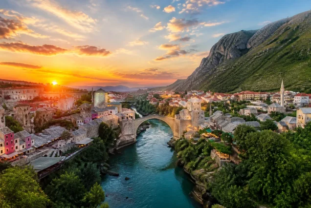 Balkanlar bölgesinden tarihi şehir ve doğal güzelliklerin panoramik manzarası