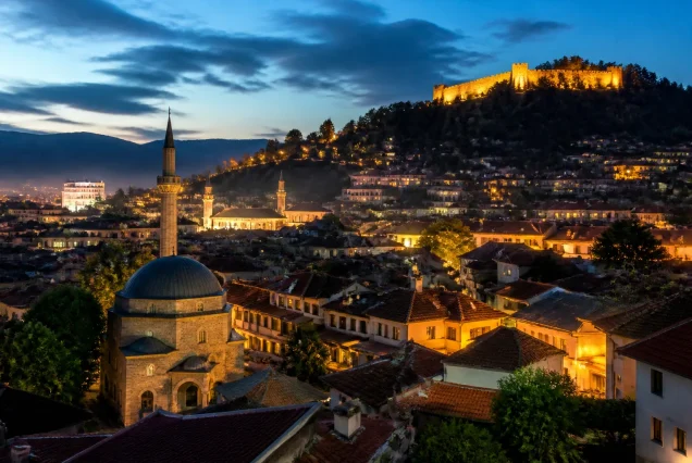 Balkanlar'da tarihi şehirlerin gece panoraması, ışıklandırılmış eski yapı ve doğal güzellikler