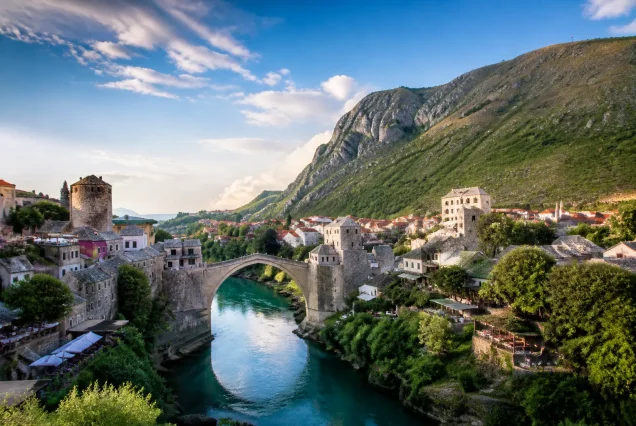 Balkanlar'da doğal ve tarihi güzelliklerin bir arada görüldüğü panoramik bir manzara