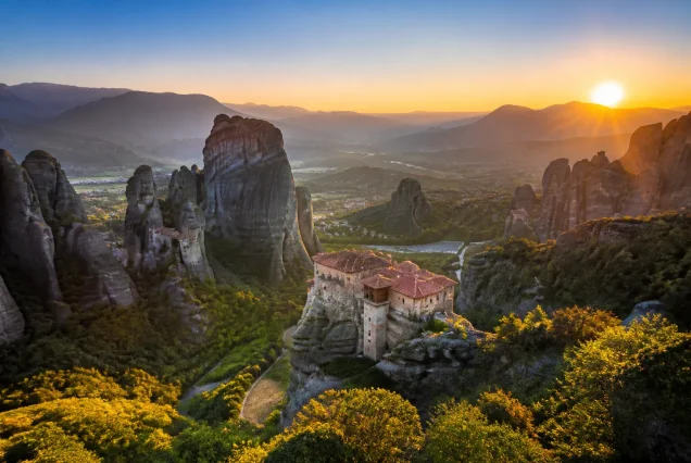 Meteora'daki tarihi manastırların yer aldığı Yunanistan'ın doğal kayalık görünümü