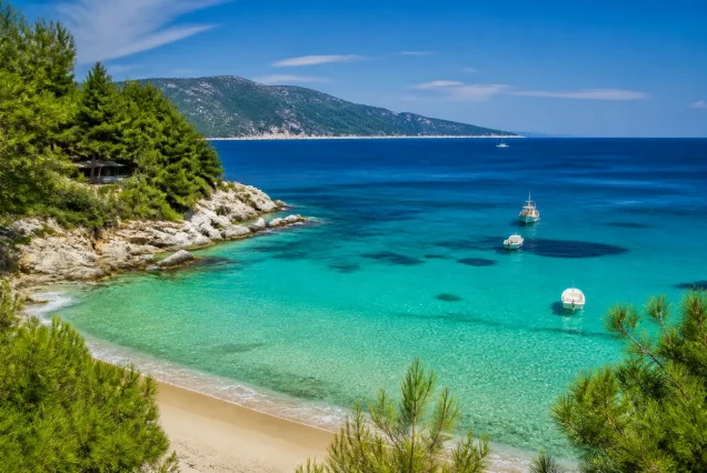Thassos Adası’nın turkuaz denizi, altın kumlu plajları ve yemyeşil doğası