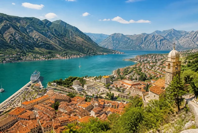 Karadağ'da Kotor Körfezi'nin taş evleri ve çevresindeki dağların muhteşem manzarası