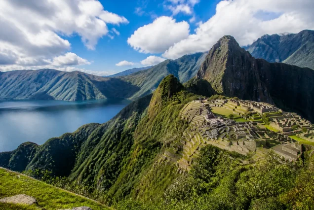 And Dağları ile çevrili Titicaca Gölü ve Machu Picchu’nun mistik görüntüsü