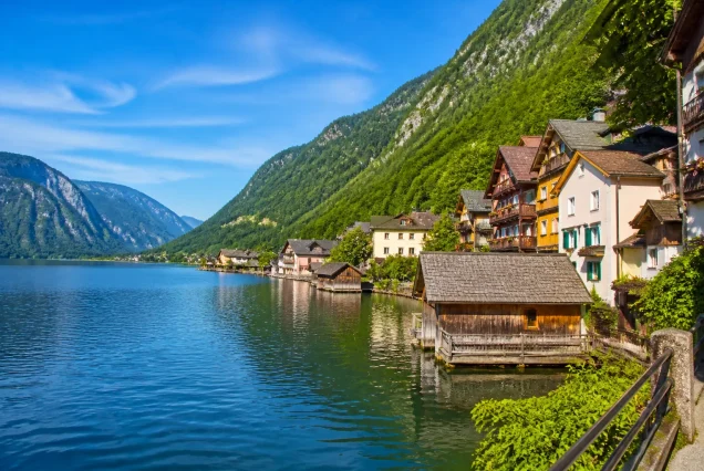 Hallstatt'ın göl kenarındaki renkli evleri ve Alpler'in dağları