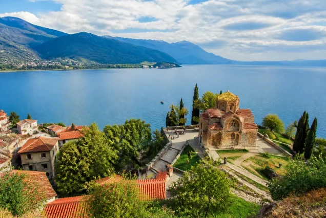 Balkan ülkeleri Tiran, Ohrid ve Üsküp şehirlerini ve doğal göl manzaralarını gösteren panoramik fotoğraf