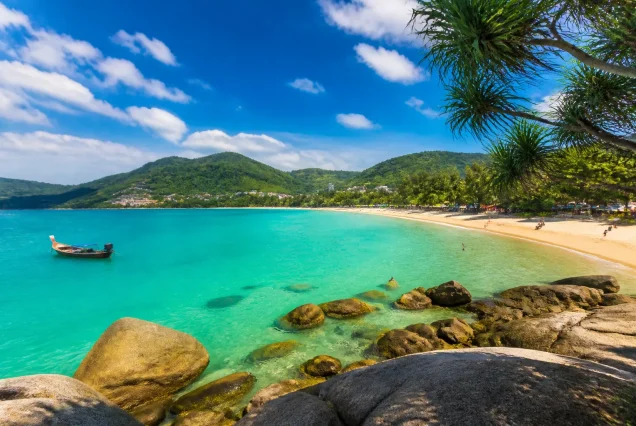 Phuket’in palmiye ağaçları ve bembeyaz plajıyla ünlü tropikal sahil manzarası