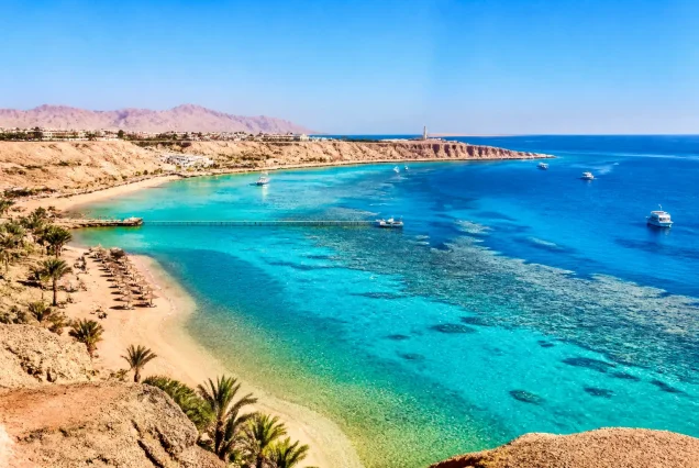 Sharm El Sheikh'in turkuaz denizi ve berrak gökyüzü altında güzel sahil manzarası