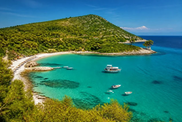 Thassos Adası’nın turkuaz denizi, altın kumlu plajları ve yemyeşil doğası