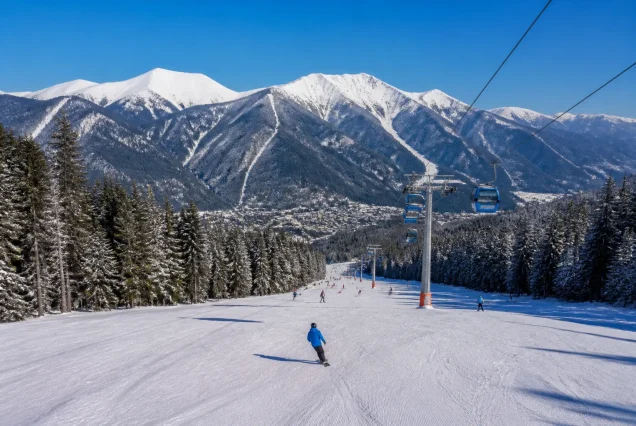 Karlarla kaplı dağlar ve kayak pistleriyle Bansko kayak merkezi manzarası