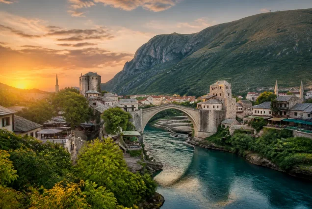 Mostar Köprüsü'nün üzerindeki tarihi taş evler ve Neretva Nehri manzarası