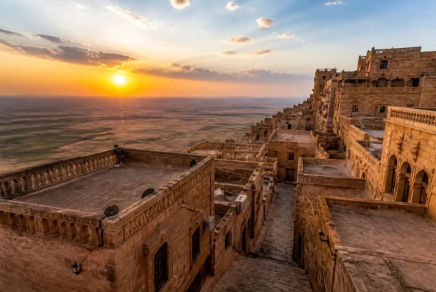 Mezopotamya ovası ve tarihi Mardin taş evlerinin gün batımındaki manzarası