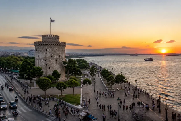 Selanik'te Beyaz Kule ve gün batımı manzarası