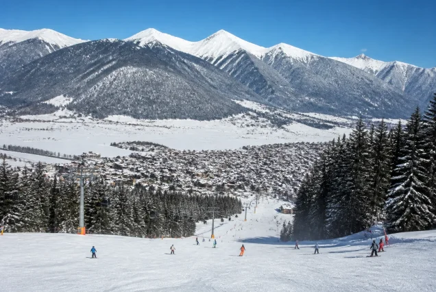 Karlarla kaplı dağlar ve kayak pistleriyle Bansko kayak merkezi manzarası