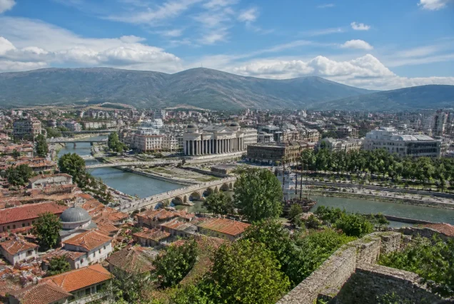 Balkan şehirlerinde tarihi camiler, köprüler, doğal göller ve mimari detayların yer aldığı panoramik görüntü.