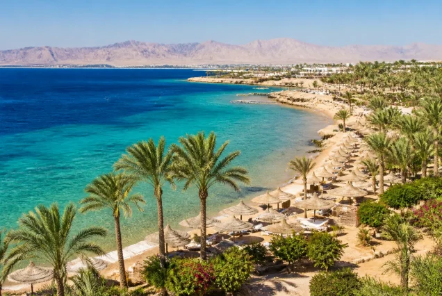 Sharm El Sheikh'in güneşli plajları ve berrak turkuaz denizi