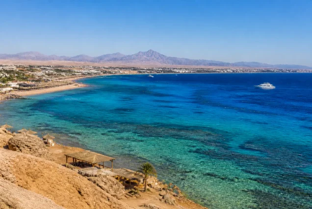 Sharm El Sheikh'in berrak turkuaz suları ve kumlu plajlarının fotogerçekçi manzarası